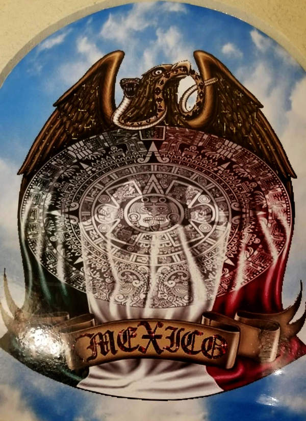 Reĝa aglo mordanta serpenton, majaa kalendaro, Meksiko, kaj verda, blanka kaj ruĝa flago, blua ĉielo, nuboj.