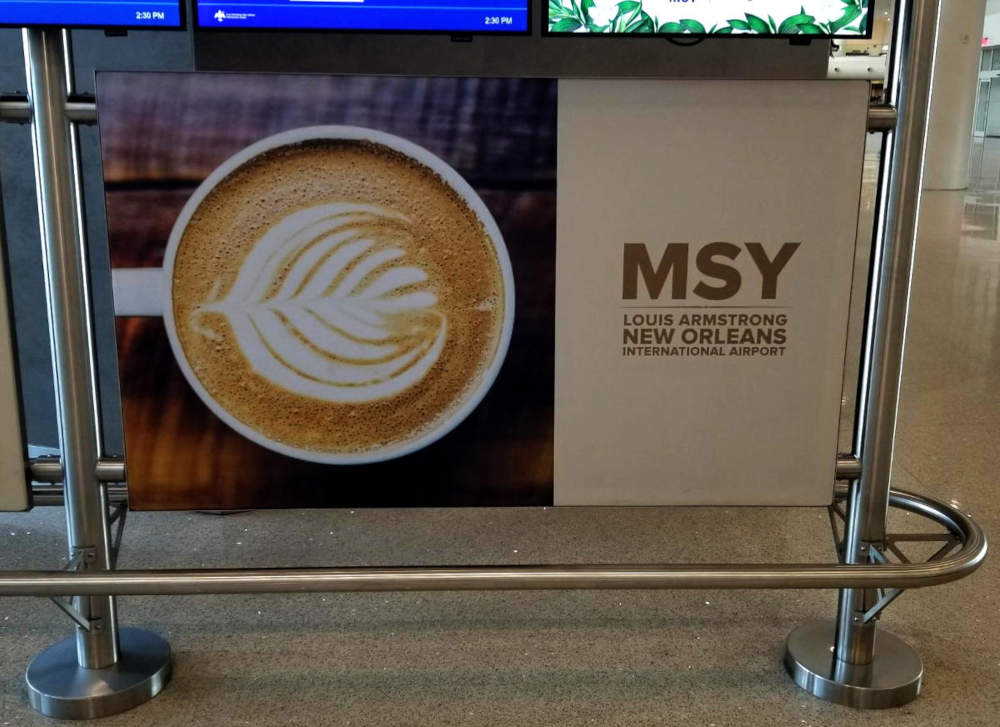 Ŝildo ĉe la Internacia Flughaveno Louis Armstrong en Nov-Orleano montras kapuĉinon.