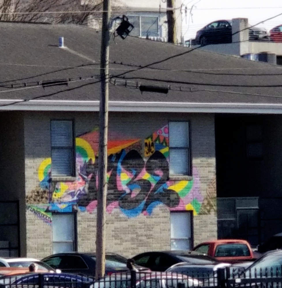 Murpentraĵo montranta la buntan adreson de 1132 Carondelet St en Nov-Orleano.