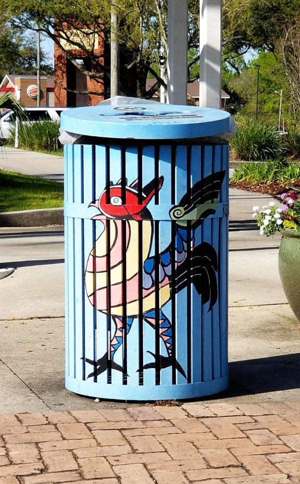 Blua rubujo pentrita kun bildo de virkoko.