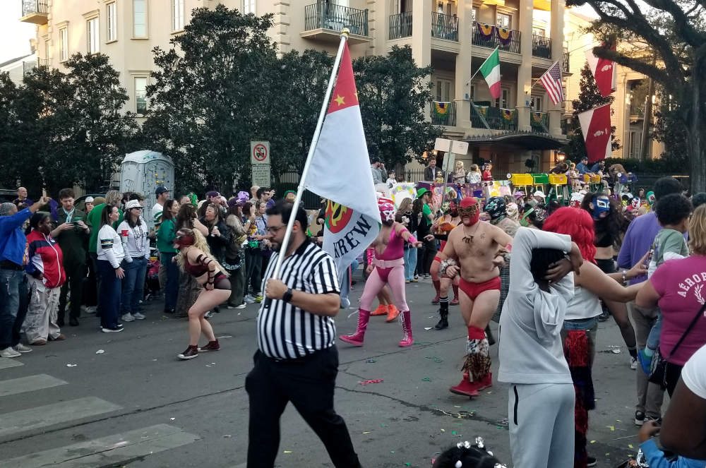 Paradantoj vestitaj kiel luktistoj de meksika lucha libre.
