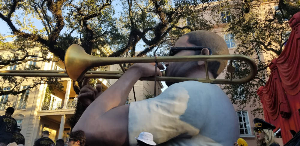 Figuro de viro kiu ludas sian trombonon.