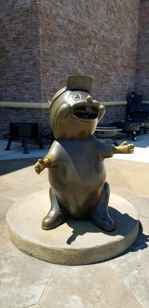 A brass statue of a beaver, the mascot of Buc-ee's.