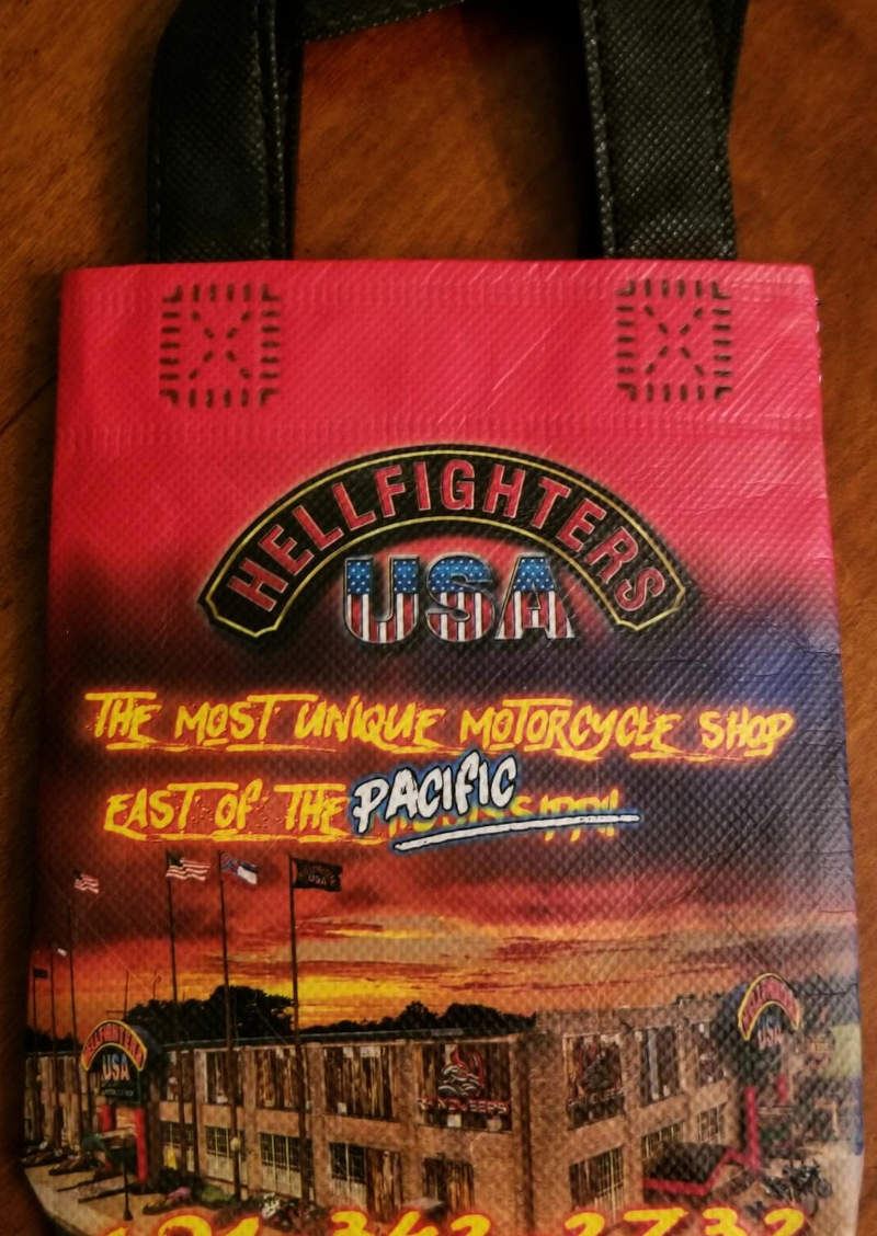 Malgranda sako montras motorciklan vendejon kaj "Hellfighters USA (Inferbatalistoj, Usono), La plej unika motorcikla vendejo oriente de la Misisipo" (reviziita por diri) "Pacifiko".